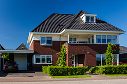 Modern huis in de breedte karakteristiek jaren 30 stijl